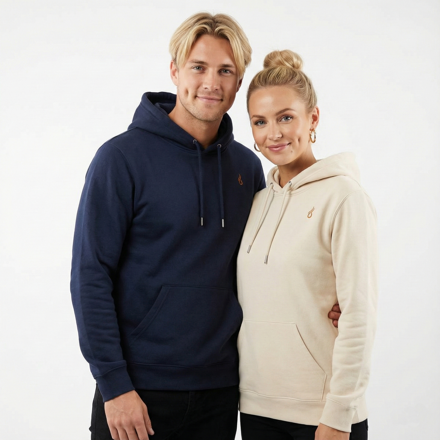 un homme et une femme portent un hoodie unisexe floqué avec un logo représentant les noces de chypre