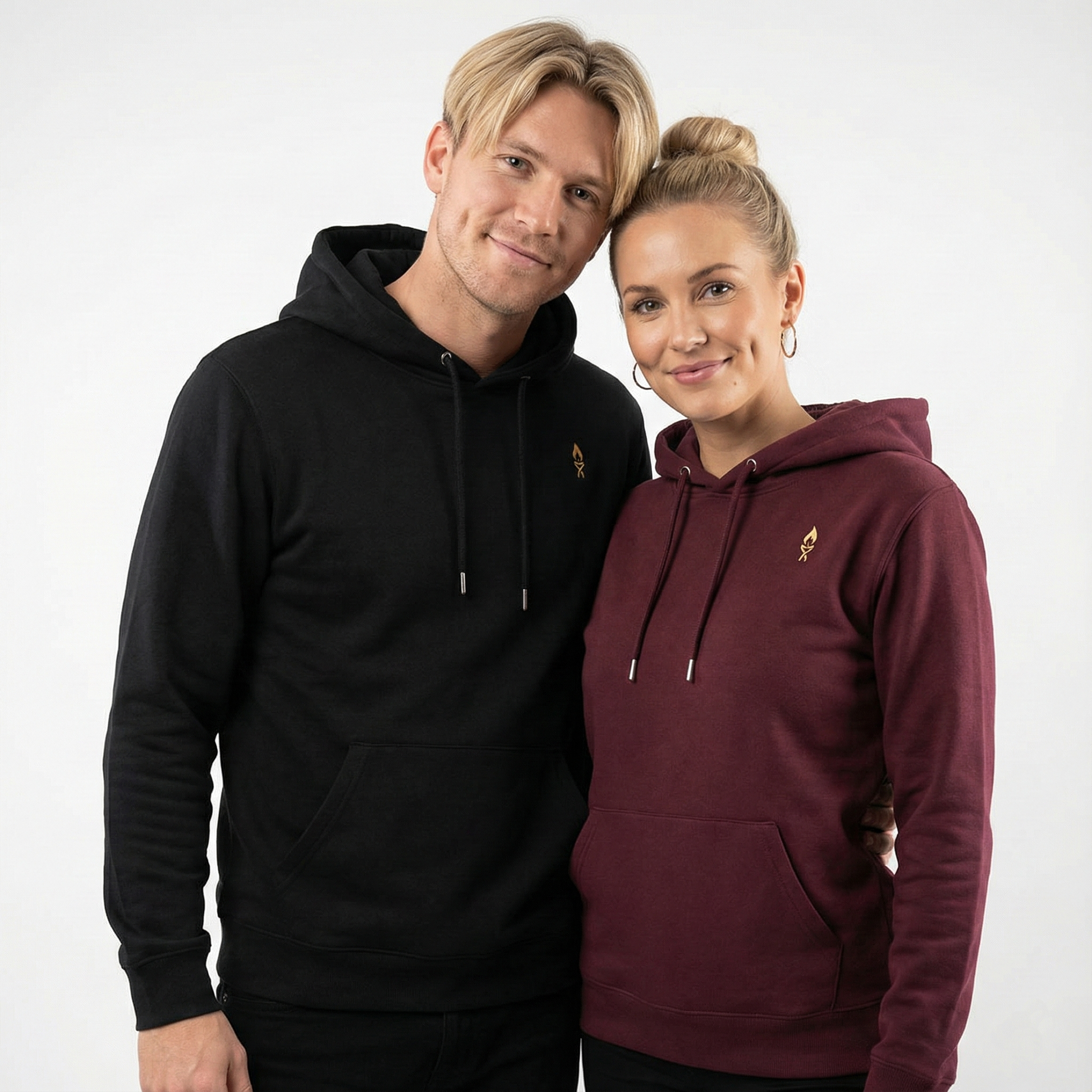 un homme et une femme portent un hoodie unisexe floqué avec un logo représentant les noces de cire