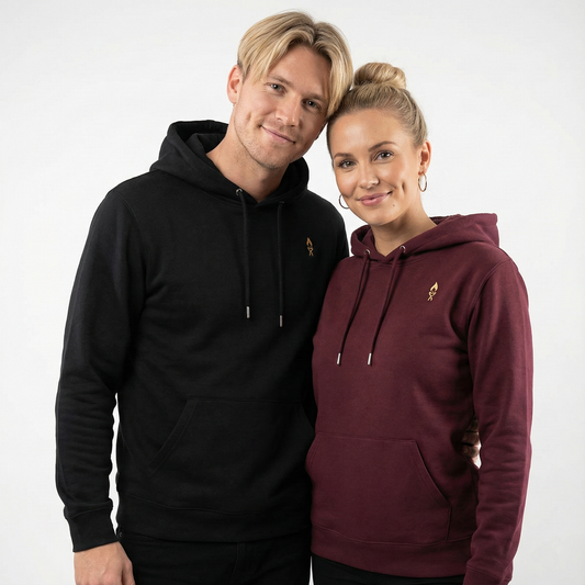 un homme et une femme portent un hoodie unisexe floqué avec un logo représentant les noces de cire