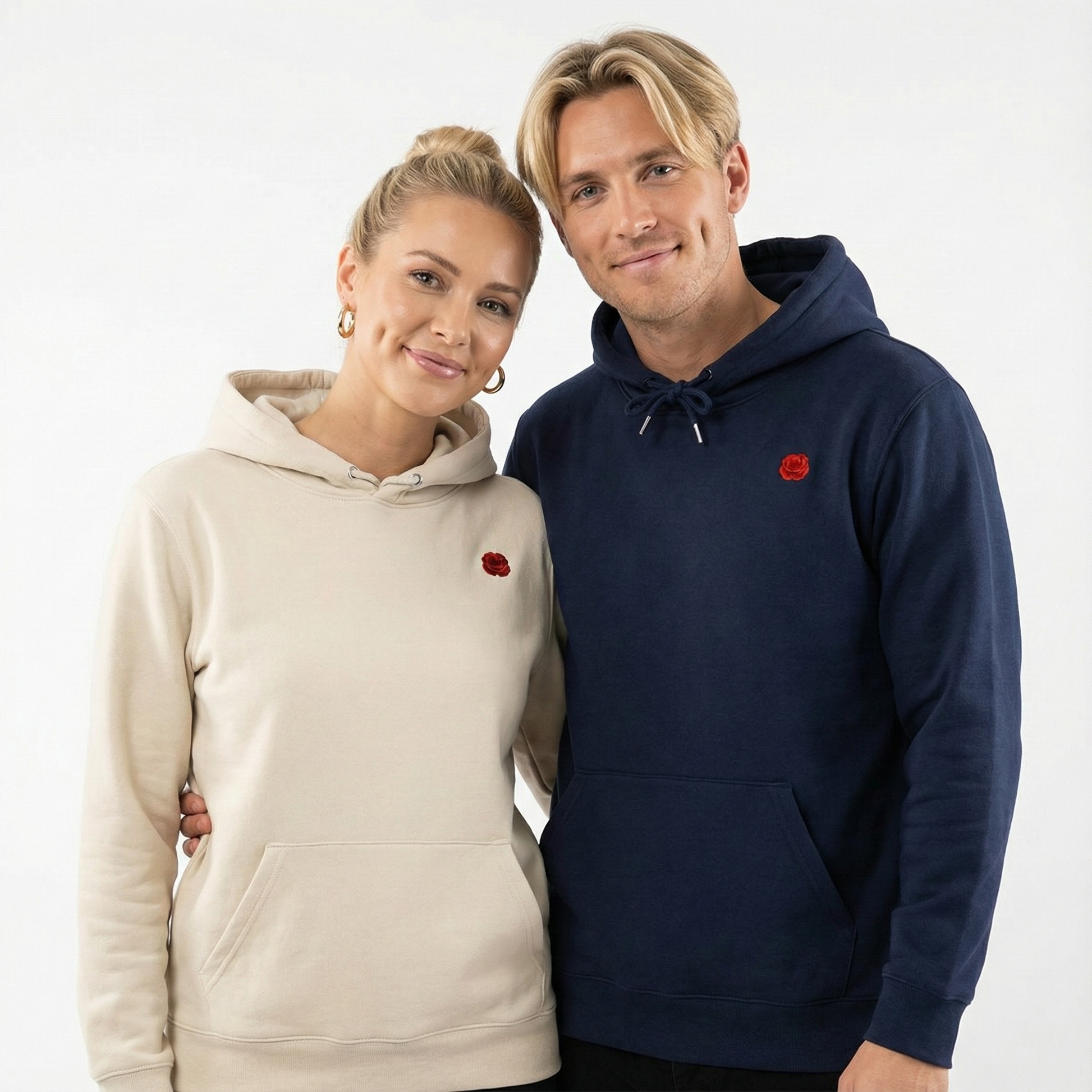 un homme et une femme portent un hoodie unisexe floqué avec un logo représentant les noces de coquelicot