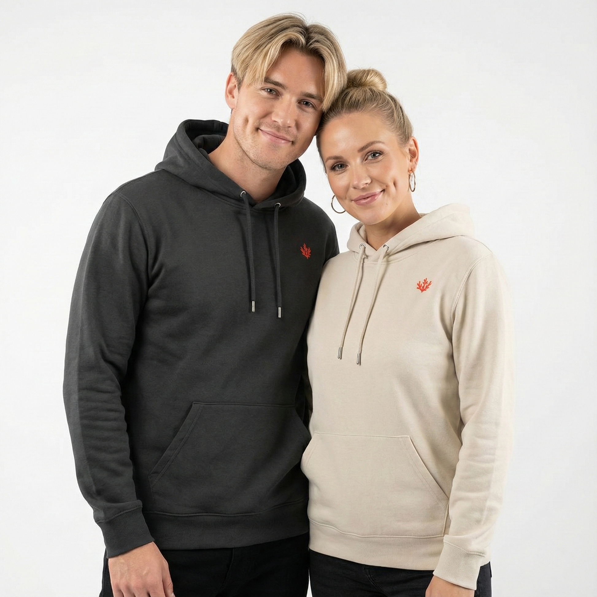 un homme et une femme portent un hoodie unisexe floqué avec un logo représentant les noces de corail