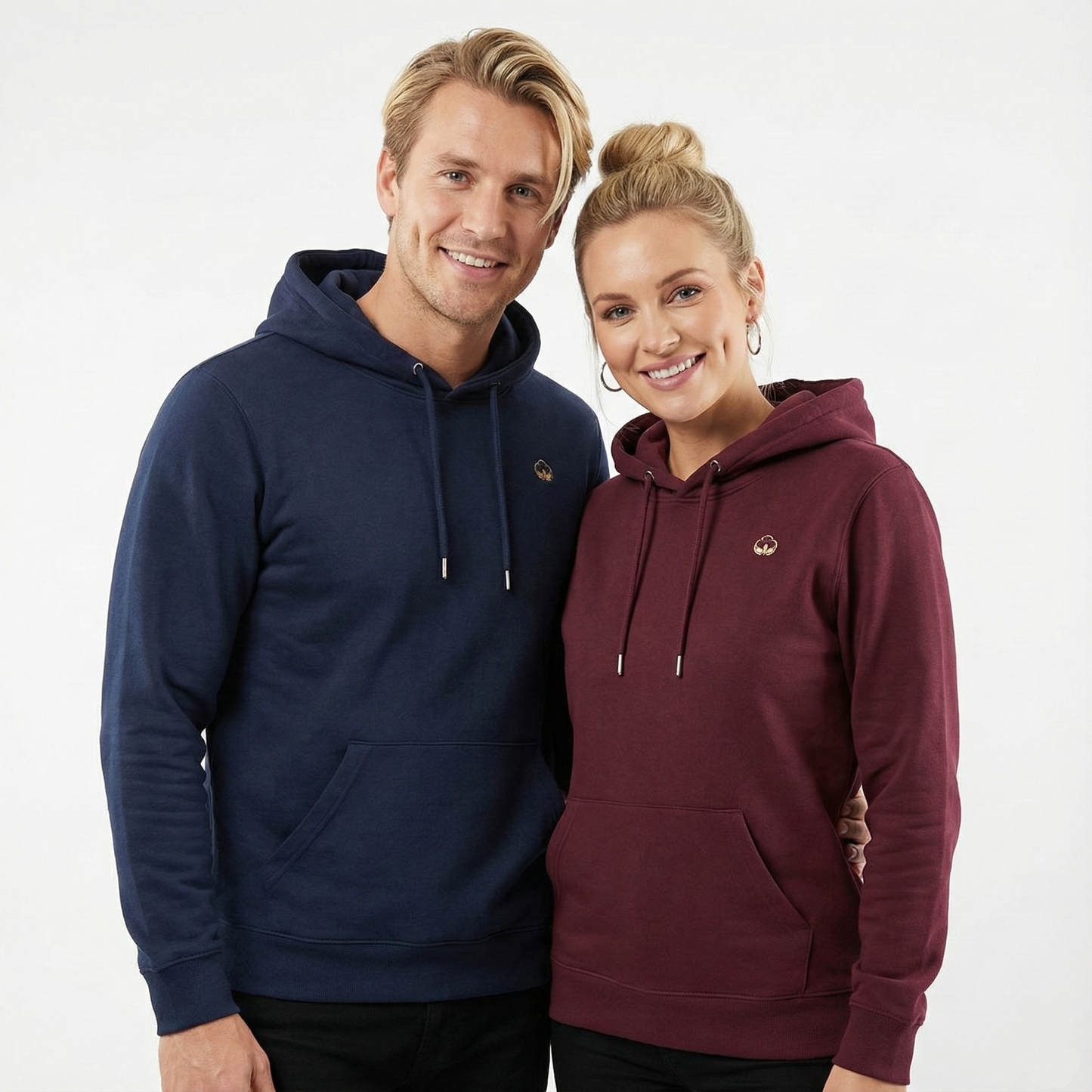 un homme et une femme portent un hoodie unisexe floqué avec un logo représentant les noces de coton