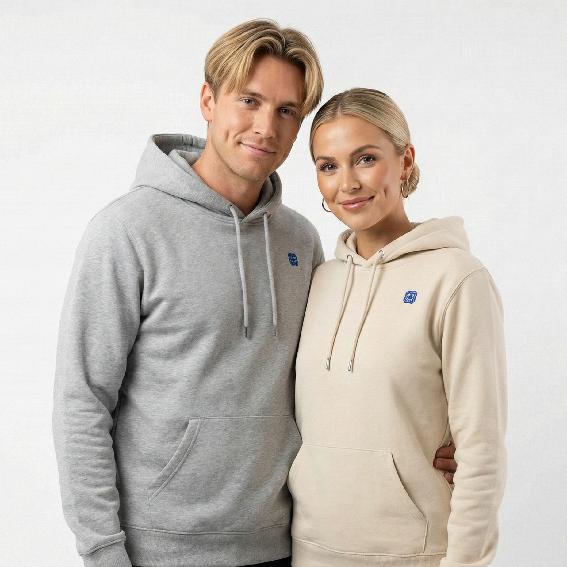 un homme et une femme portent un hoodie unisexe floqué avec un logo représentant les noces de cristal
