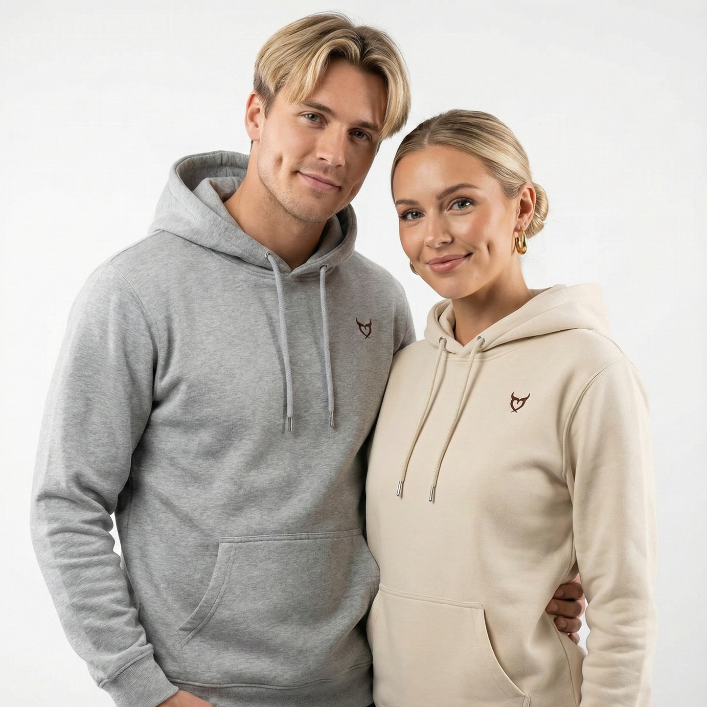 un homme et une femme portent un hoodie unisexe floqué avec un logo représentant les noces de cuir