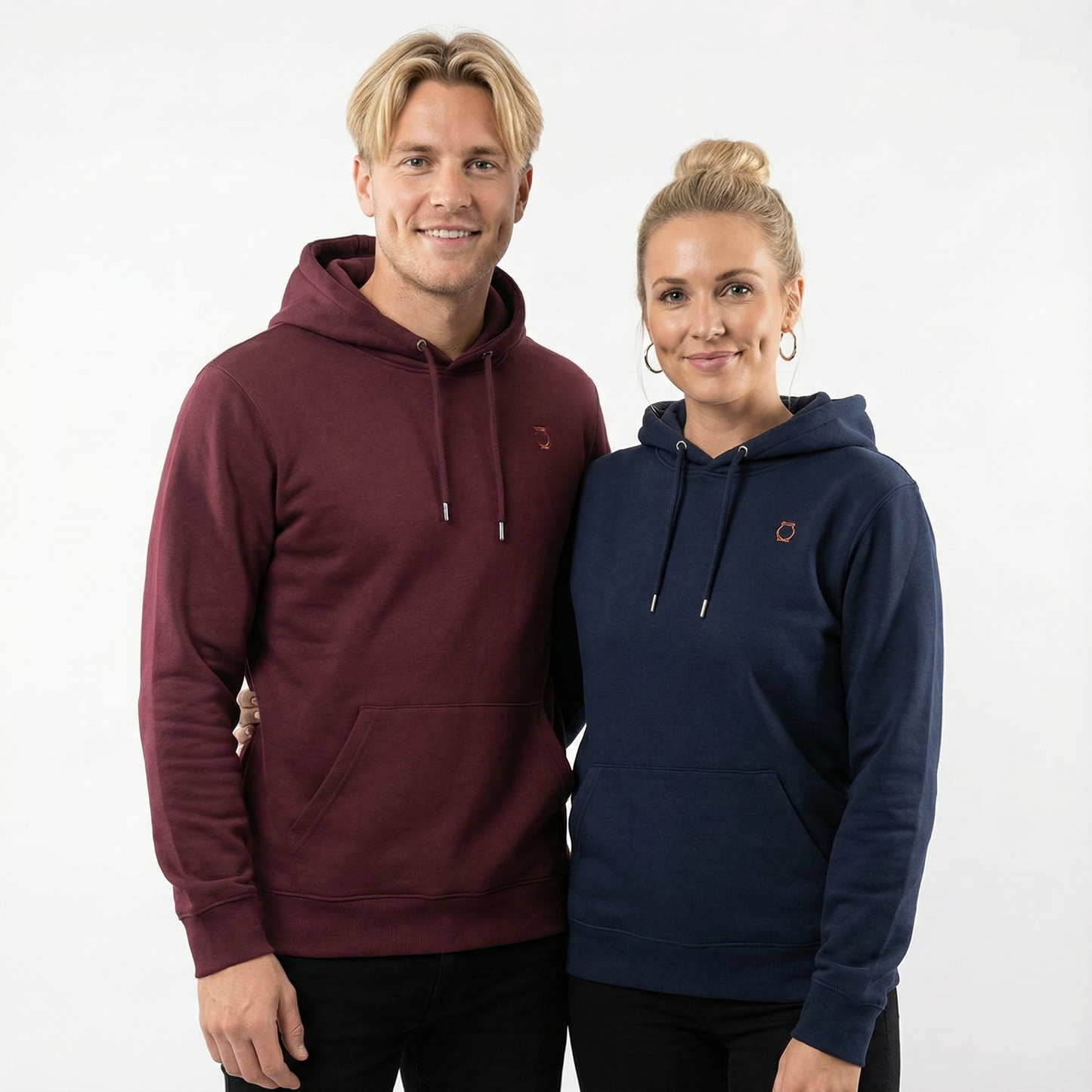 un homme et une femme portent un hoodie unisexe floqué avec un logo représentant les noces de cuivre