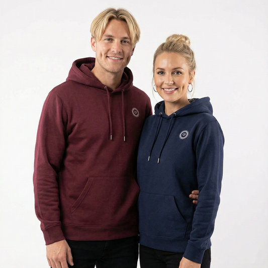 un homme et une femme portent un hoodie unisexe floqué avec un logo représentant les noces de dentelle