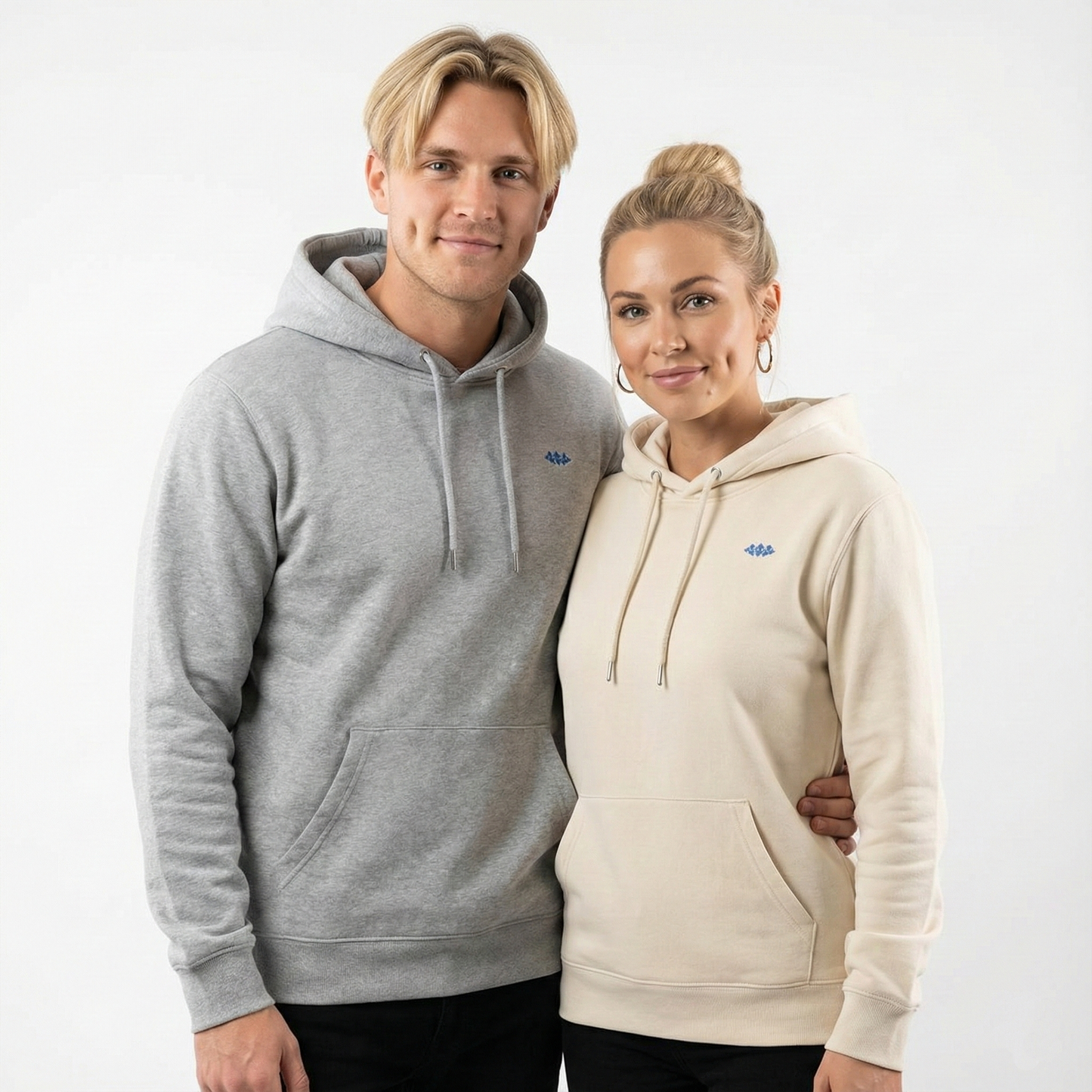 un homme et une femme portent un hoodie unisexe floqué avec un logo représentant les noces de faience.