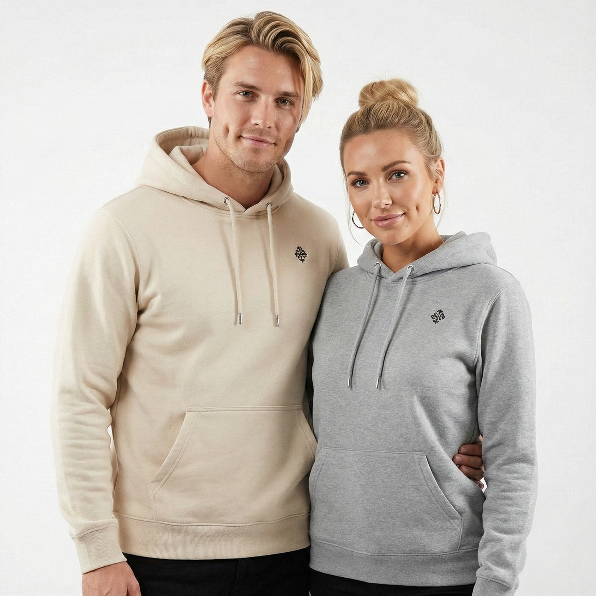 un homme et une femme portent un hoodie unisexe floqué avec un logo représentant les noces de fer