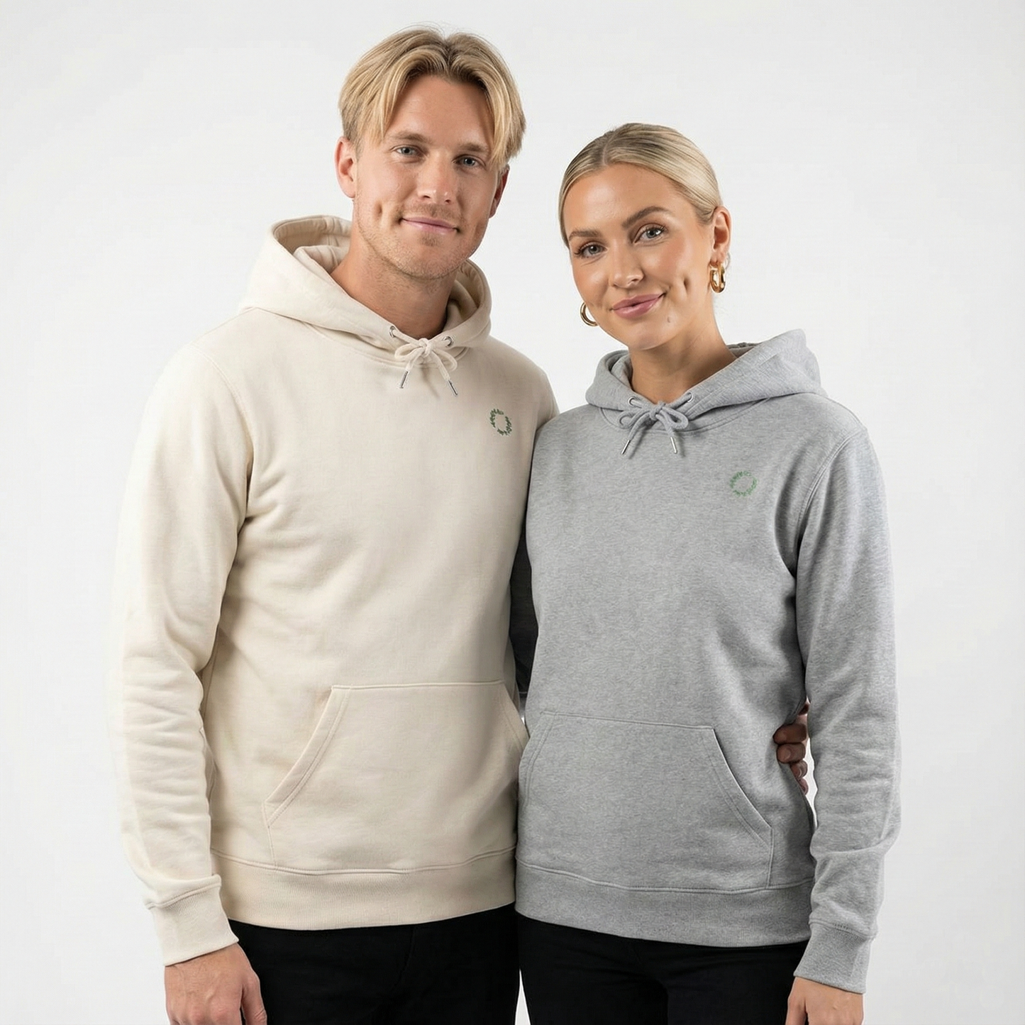 un homme et une femme portent un hoodie unisexe floqué avec un logo représentant les noces de fleur