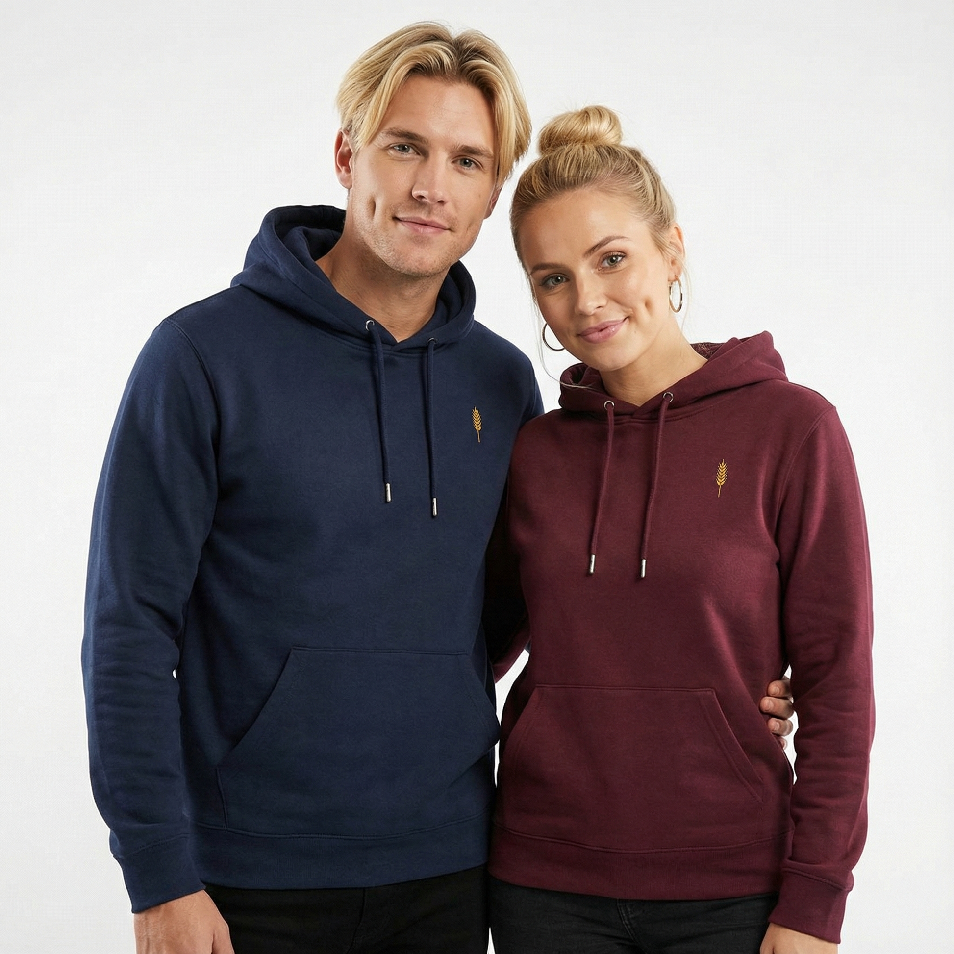 un homme et une femme portent un hoodie unisexe floqué avec un logo représentant les noces de froment