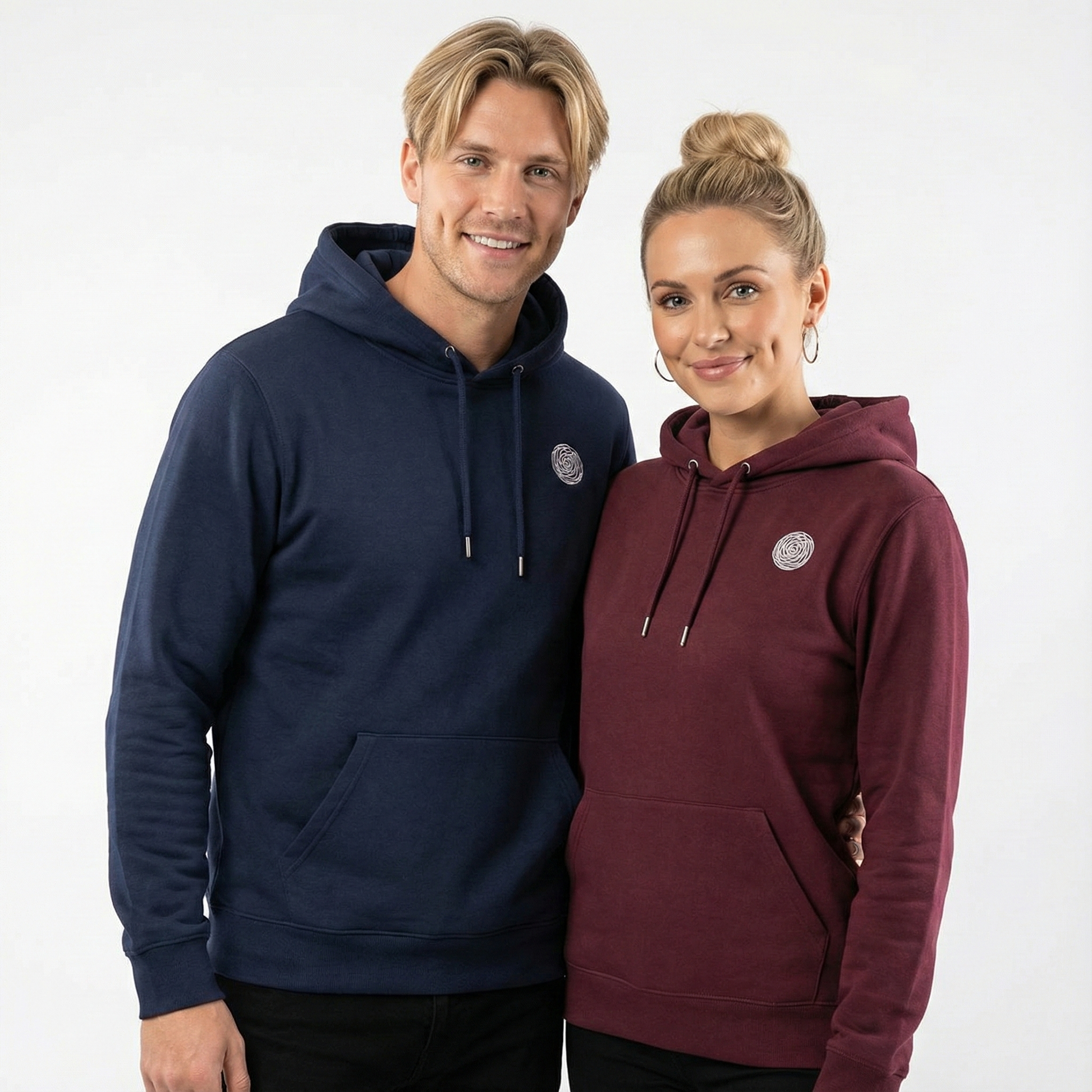 un homme et une femme portent un hoodie unisexe floqué avec un logo représentant les noces de laine