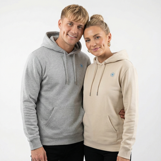 un homme et une femme portent un hoodie unisexe floqué avec un logo représentant les noces de lin