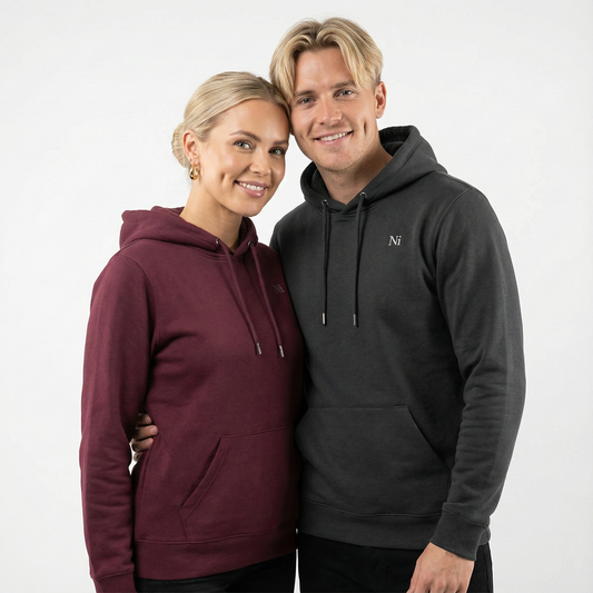 un homme et une femme portent un hoodie unisexe floqué avec un logo représentant les noces de nickel