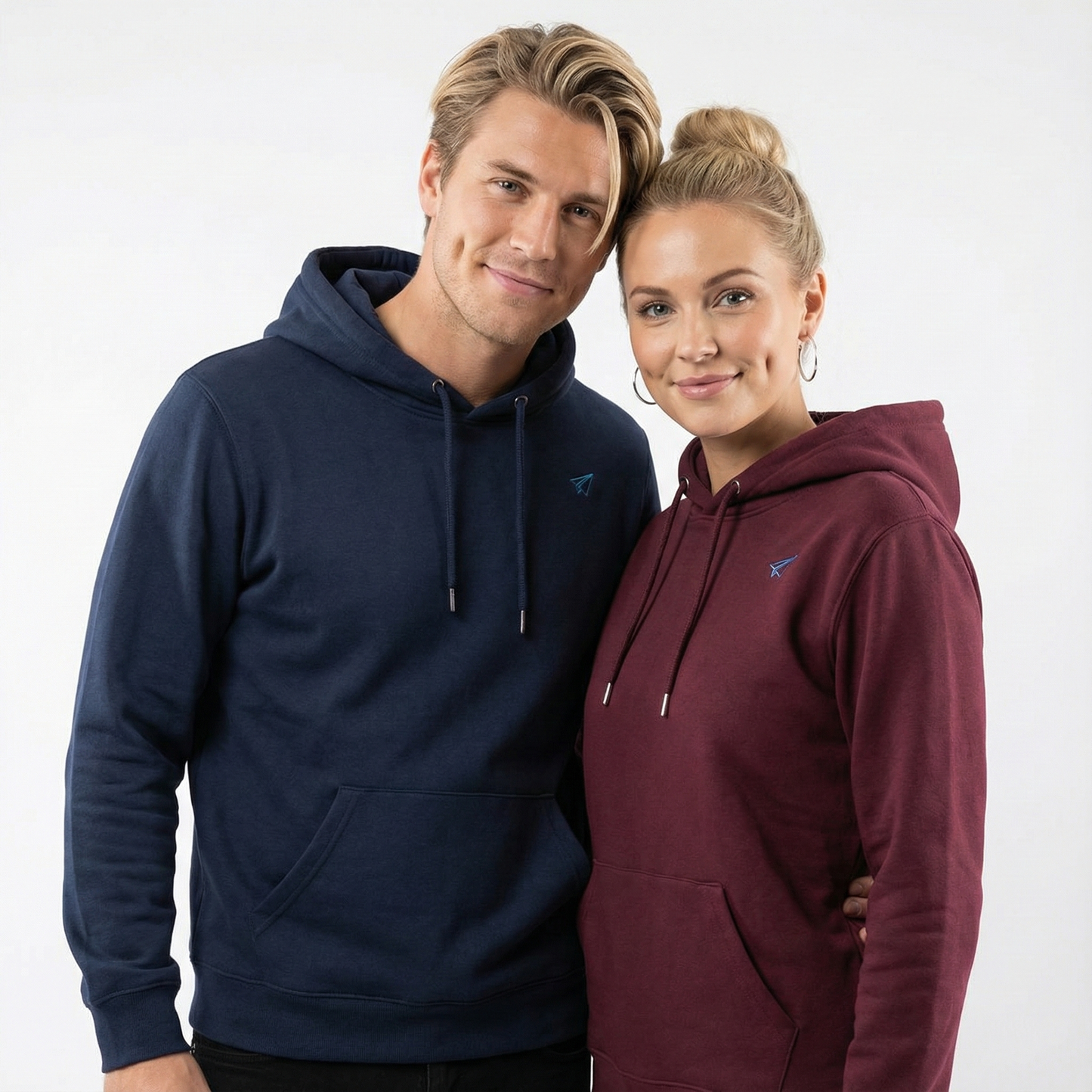 un homme et une femme portent un hoodie unisexe floqué avec un logo représentant les noces de papier