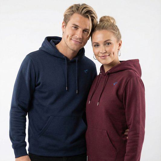 un homme et une femme portent un hoodie unisexe floqué avec un logo représentant les noces de papier