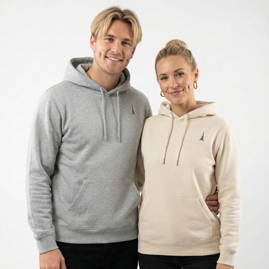 un homme et une femme portent un hoodie unisexe floqué avec un logo représentant les noces de plomb