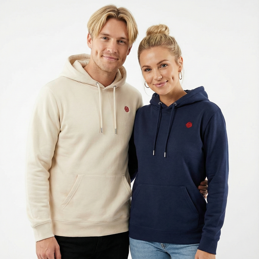 un homme et une femme portent un hoodie unisexe floqué avec un logo représentant les noces de rose