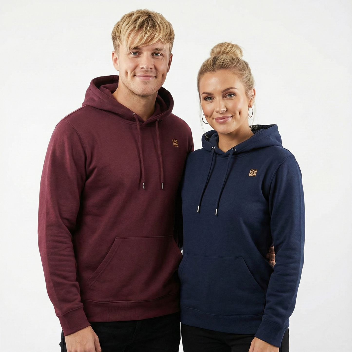 un homme et une femme portent un hoodie unisexe floqué avec un logo représentant les noces de bois