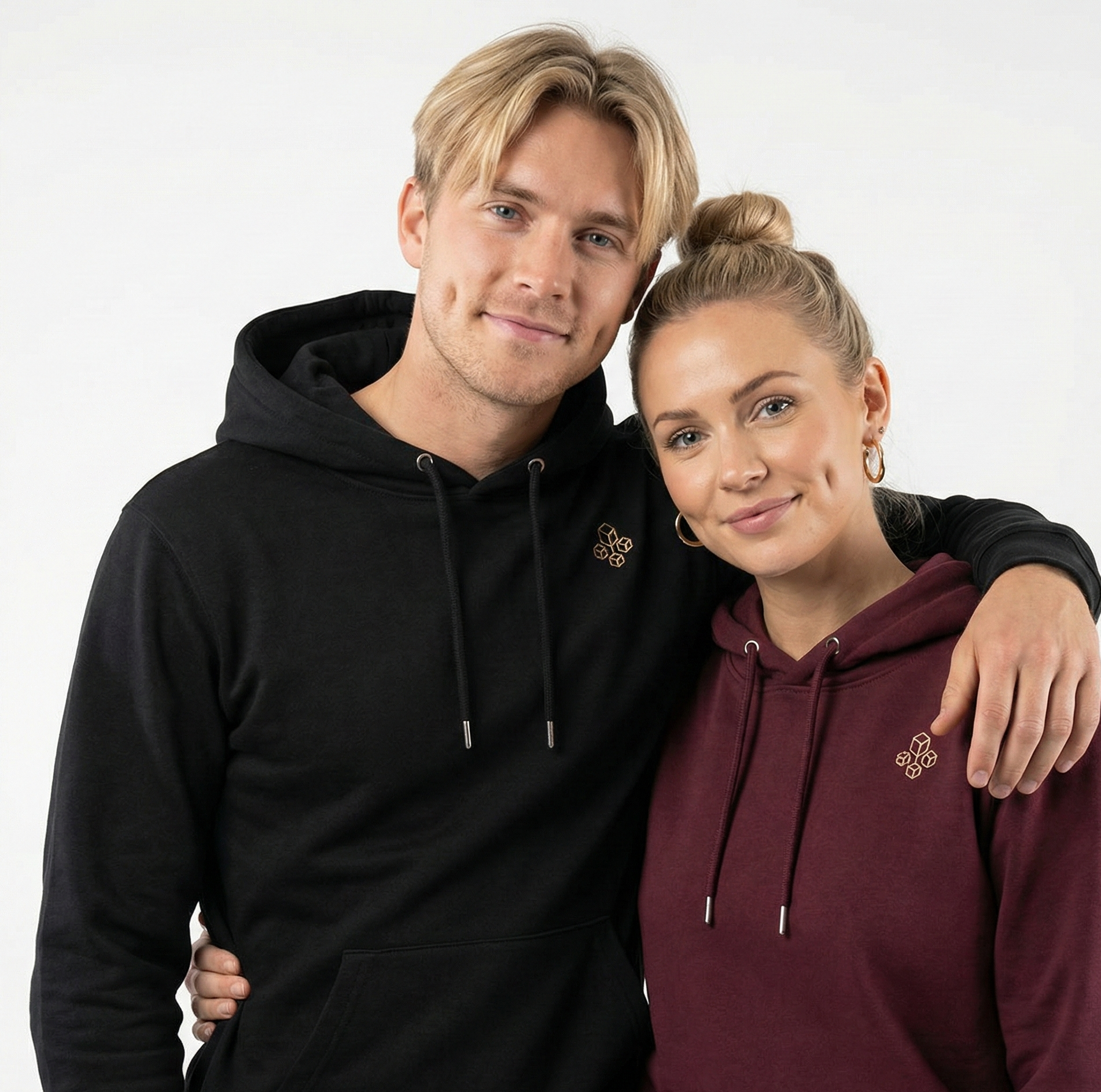 un homme et une femme portent un hoodie unisexe floqué avec un logo représentant les noces de sucre