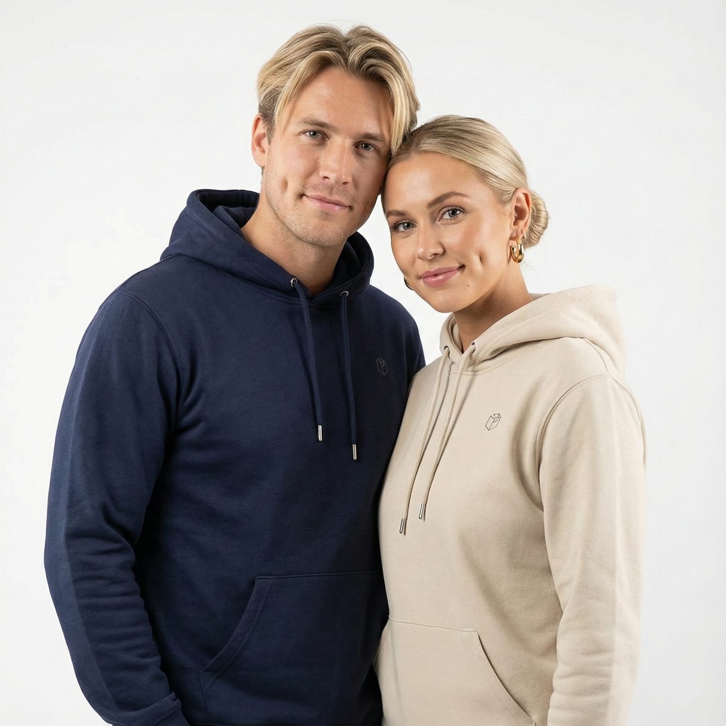 un homme et une femme portent un hoodie unisexe floqué avec un logo représentant les noces de tole