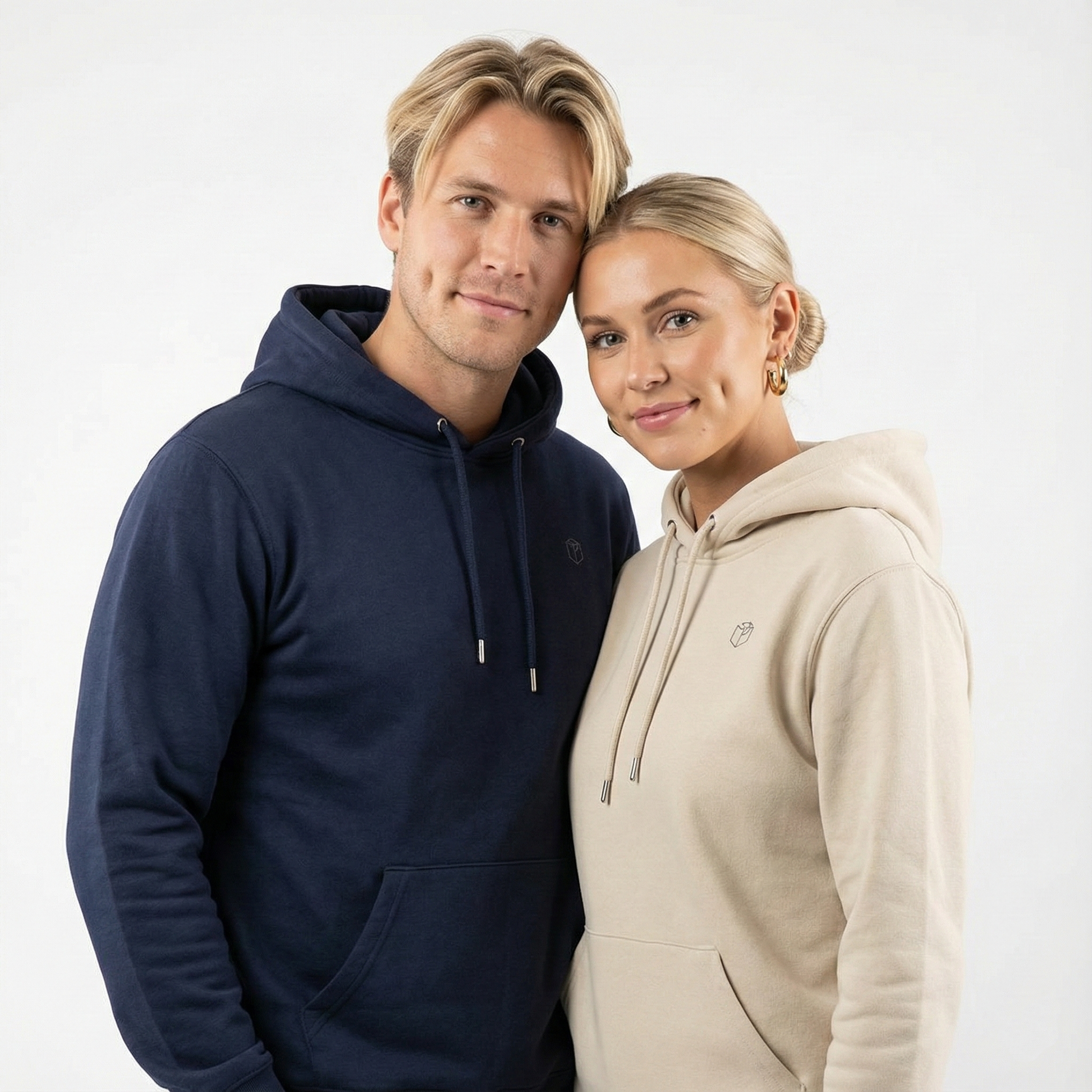 un homme et une femme portent un hoodie unisexe floqué avec un logo représentant les noces de tole