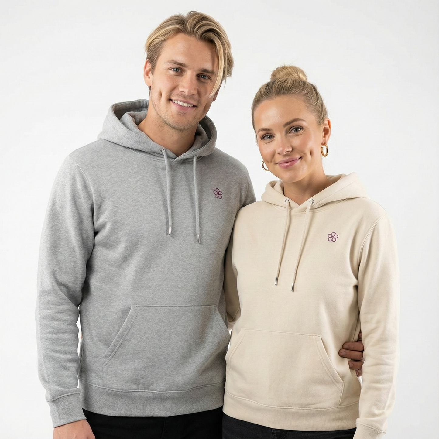 un homme et une femme portent un hoodie unisexe floqué avec un logo représentant les noces de violette