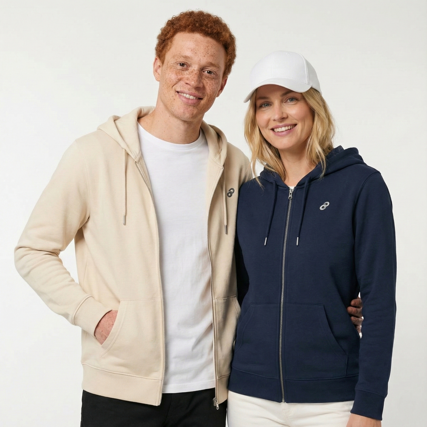 un homme et une femme portent un hoodie zippé unisexe floqué avec un logo représentant les noces d'acier