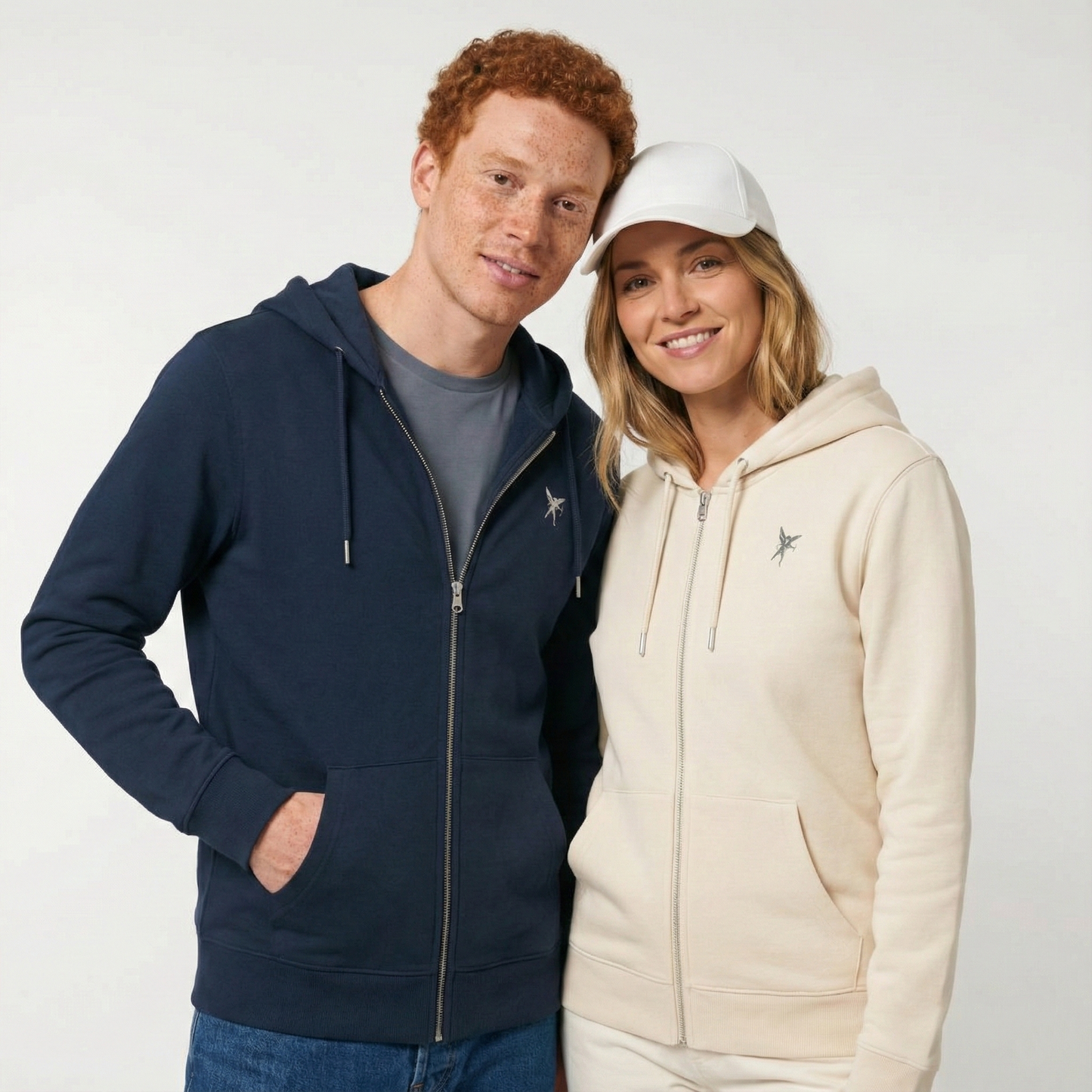 un homme et une femme portent un hoodie zippé unisexe floqué avec un logo représentant les noces d'aluminium