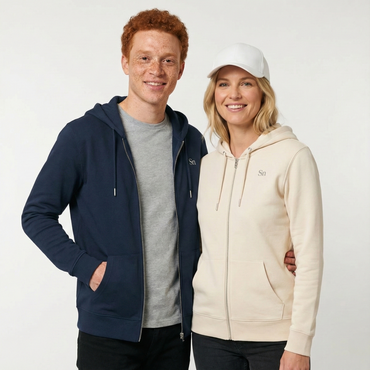 un homme et une femme portent un hoodie zippé unisexe floqué avec un logo représentant les noces d'étain