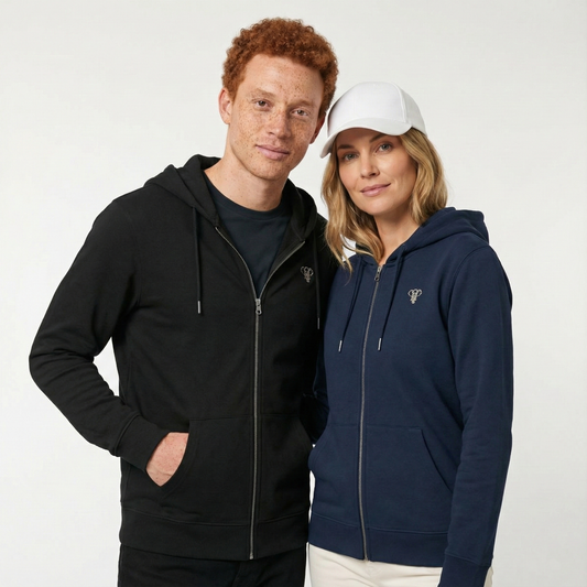 un homme et une femme portent un hoodie zippé unisexe floqué avec un logo représentant les noces d'ivoire