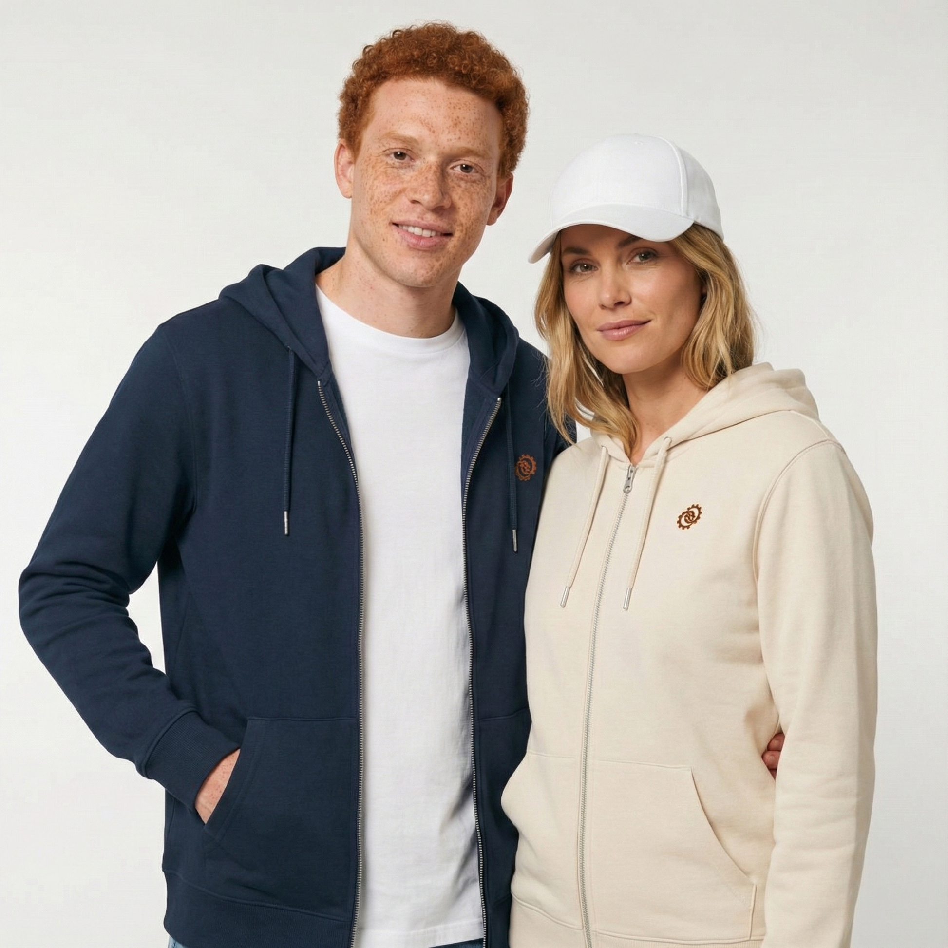 un homme et une femme portent un hoodie zippé unisexe floqué avec un logo représentant les noces de bronze