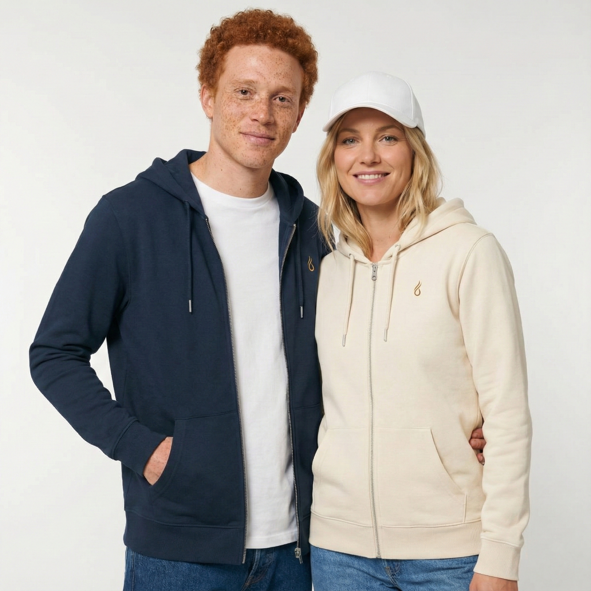 un homme et une femme portent un hoodie zippé unisexe floqué avec un logo représentant les noces de chypre