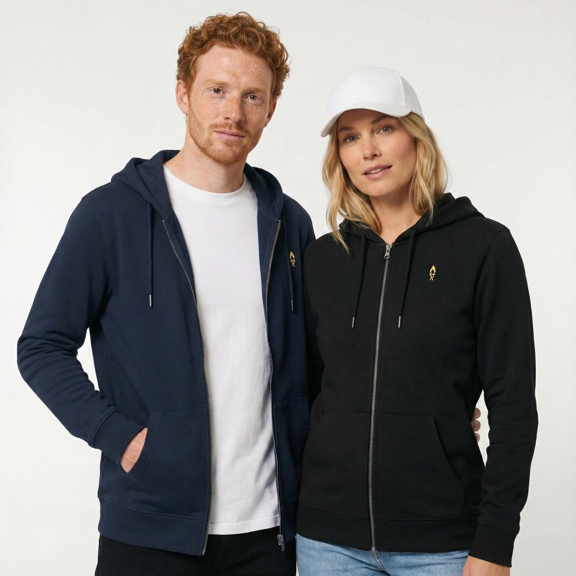 un homme et une femme portent un hoodie zippé unisexe floqué avec un logo représentant les noces de cire