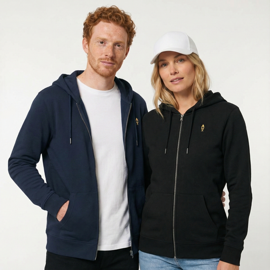 un homme et une femme portent un hoodie zippé unisexe floqué avec un logo représentant les noces de cire