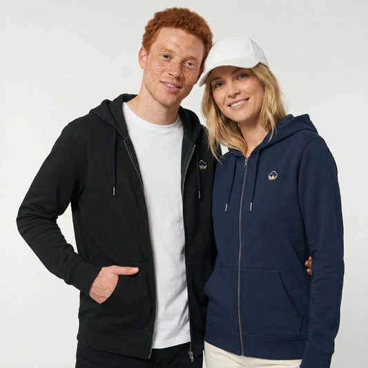 un homme et une femme portent un hoodie zippé unisexe floqué avec un logo représentant les noces de coton