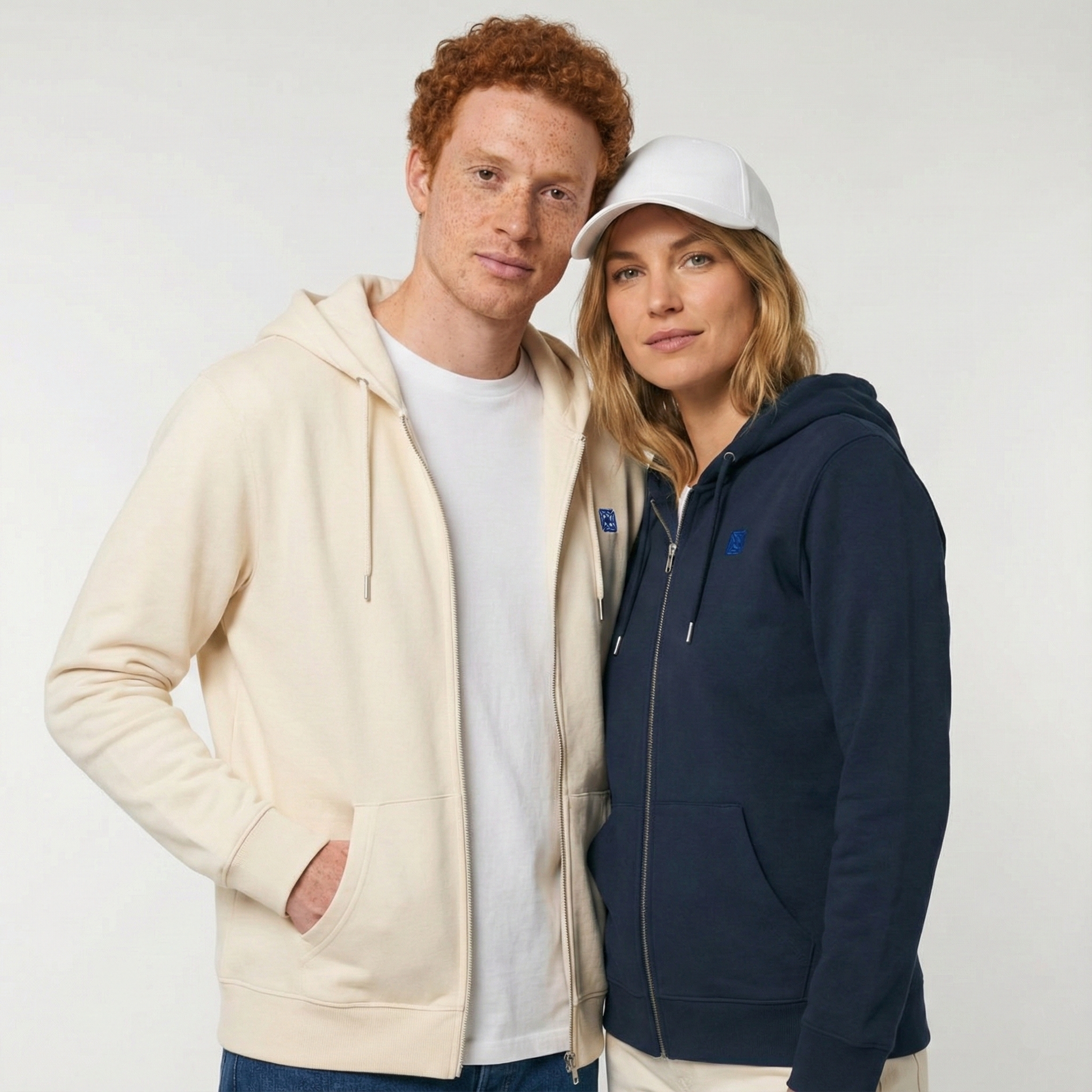 un homme et une femme portent un hoodie zippé unisexe floqué avec un logo représentant les noces de cristal