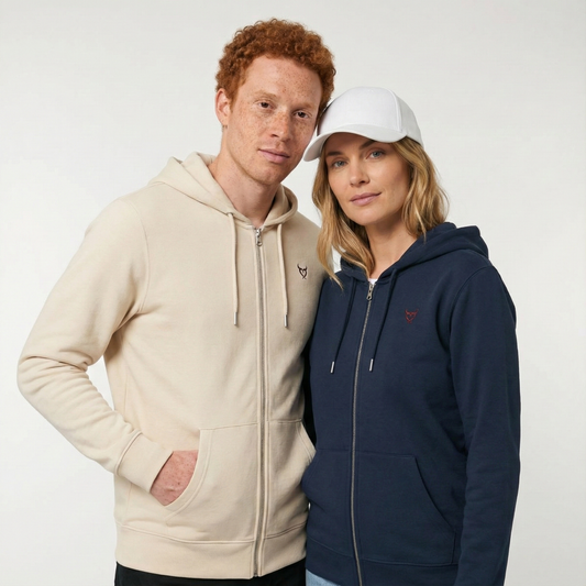 un homme et une femme portent un hoodie zippé unisexe floqué avec un logo représentant les noces de cuir