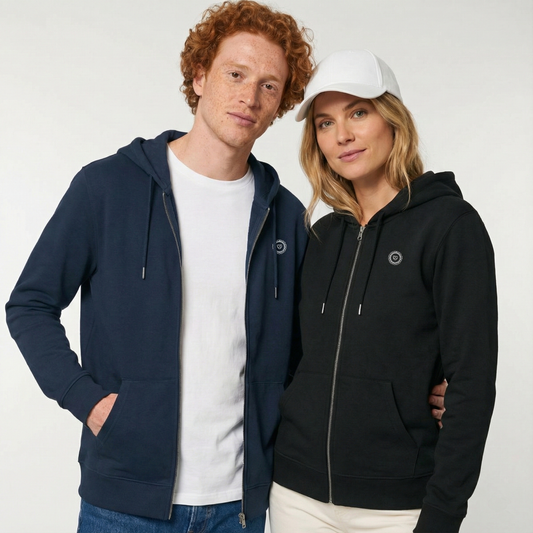 un homme et une femme portent un hoodie zippé unisexe floqué avec un logo représentant les noces de dentelle