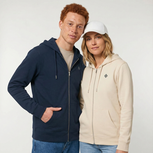 un homme et une femme portent un hoodie zippé unisexe floqué avec un logo représentant les noces de fer