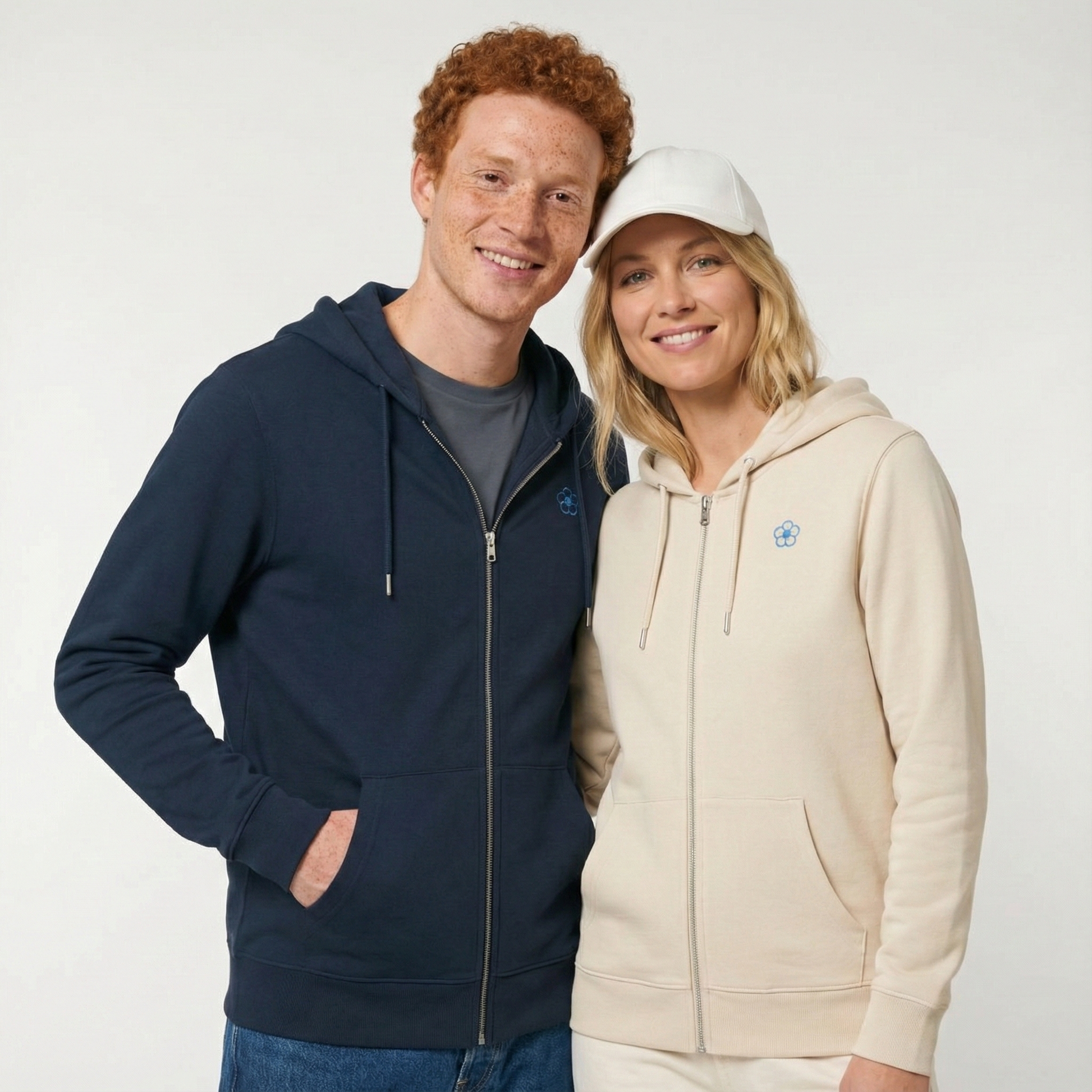 un homme et une femme portent un hoodie zippé unisexe floqué avec un logo représentant les noces de in