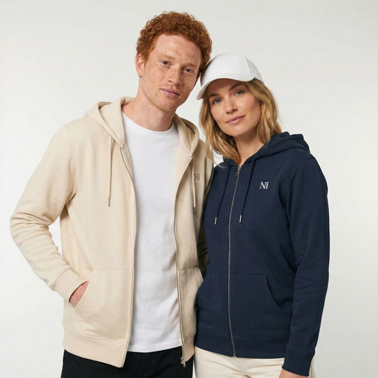 un homme et une femme portent un hoodie zippé unisexe floqué avec un logo représentant les noces de nickel