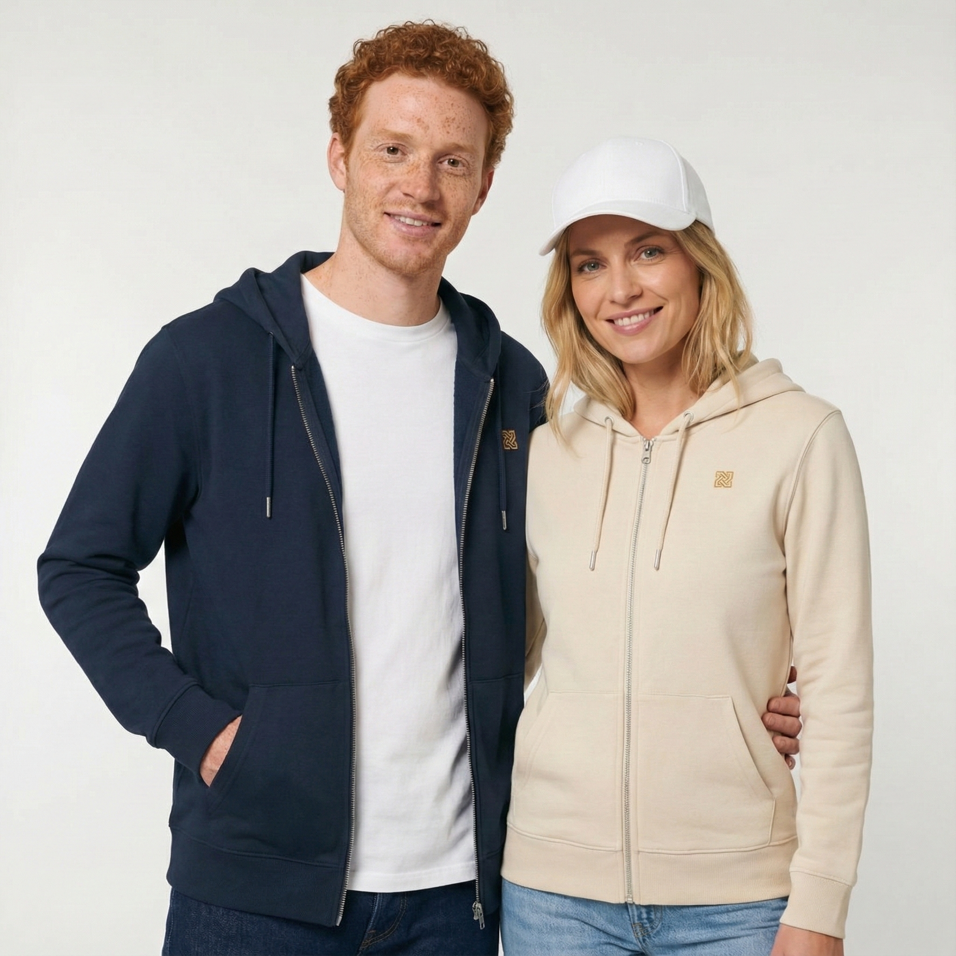 un homme et une femme portent un hoodie zippé unisexe floqué avec un logo représentant les noces de soie