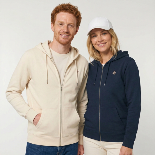 un homme et une femme portent un hoodie zippé unisexe floqué avec un logo représentant les noces de sucre