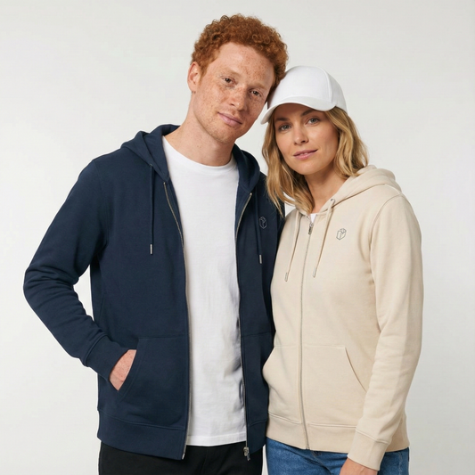 un homme et une femme portent un hoodie zippé unisexe floqué avec un logo représentant les noces de tole