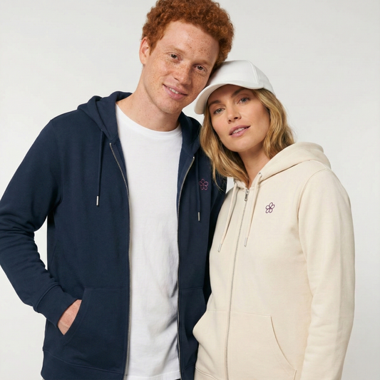 un homme et une femme portent un hoodie zippé unisexe floqué avec un logo représentant les noces de violette