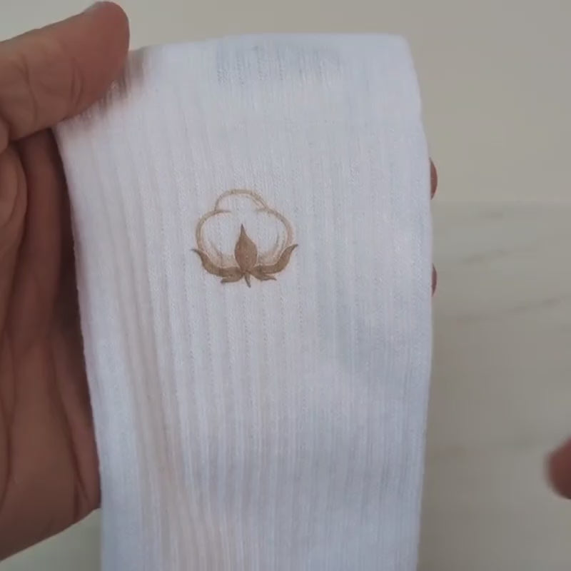 video d'une chaussette en coton biologique pour célébrer les noces de coton mise en avant de près