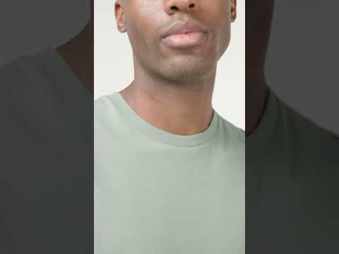 video montrant le t-shirt sur un homme, la caméra tourne autour de lui