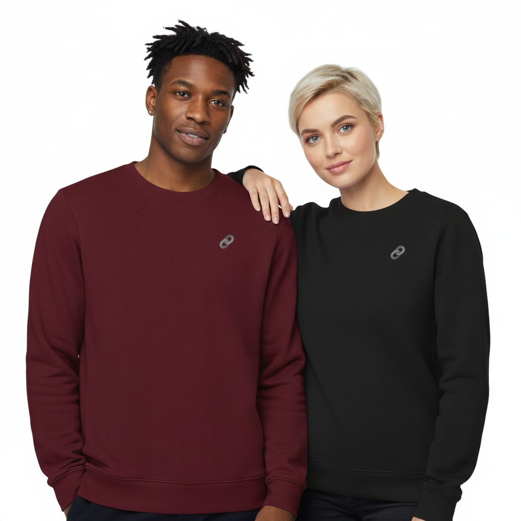un homme et une femme portent un sweatshirt unisexe floqué avec un logo représentant les noces d'acier