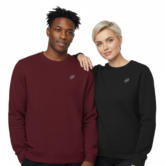 un homme et une femme portent un sweatshirt unisexe floqué avec un logo représentant les noces d'acier