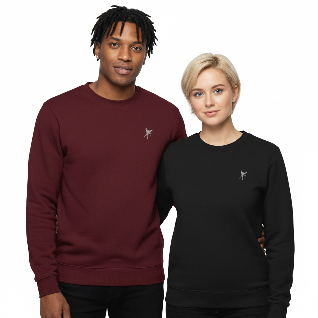 un homme et une femme portent un sweatshirt unisexe floqué avec un logo représentant les noces de coton